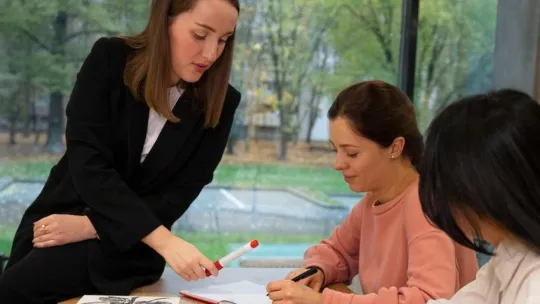 Descubre los mejores 8 doctorados en gestión educativa en 2025. Programas virtuales con título USA y opciones innovadoras interesantes