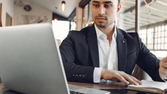 ¿Cuánto tiempo real debo dedicar semanalmente a un MBA online?